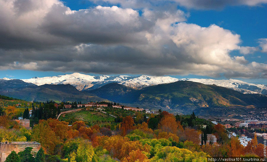 Гранада - южный город на фоне снежных вершин Гранада, Испания
