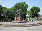 В самом центре площади — памятник Даниилу Галицкому: гордый и статный бронзовый всадник, сидит на коне с отведенной назад правой рукой с мечом.