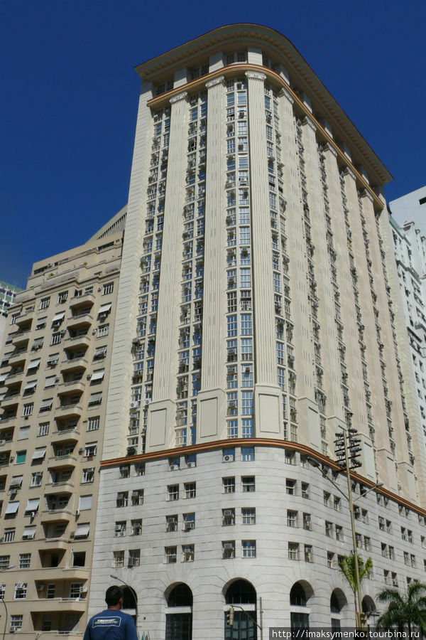 Это здание справа от мэрии. Рио-де-Жанейро, Бразилия
