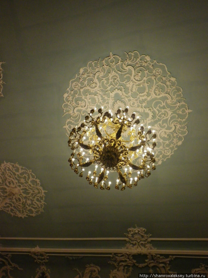 Центральная люстра в зале в отличии от четырёх малых бронзовых люстр выполнена из папье-маше. Санкт-Петербург, Россия