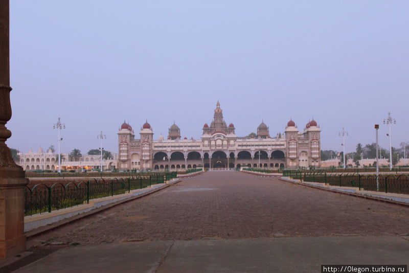 Площадь перед дворцом Майсура Майсур, Индия