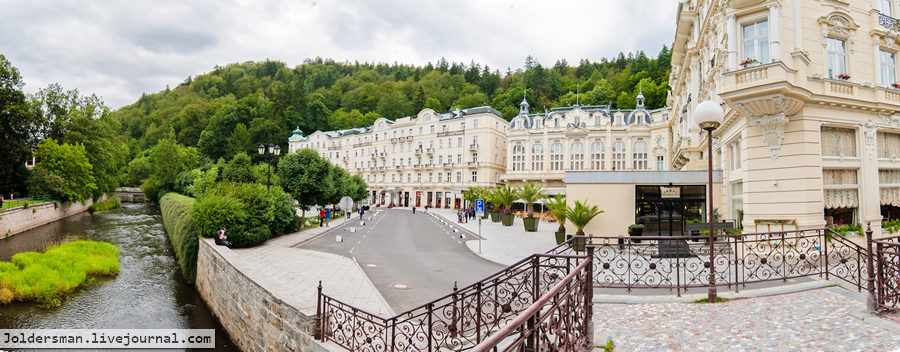Отель расположен на берегу термальной реки Теплы, проходящей через всю туристическую часть города. Карловы Вары, Чехия