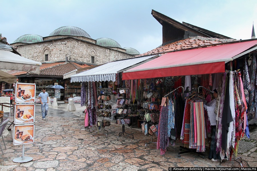 В старом городе множество лавочек с сувенирами. Сараево, Босния и Герцеговина