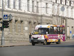 Автобус Рута-25 на площади Конституции.