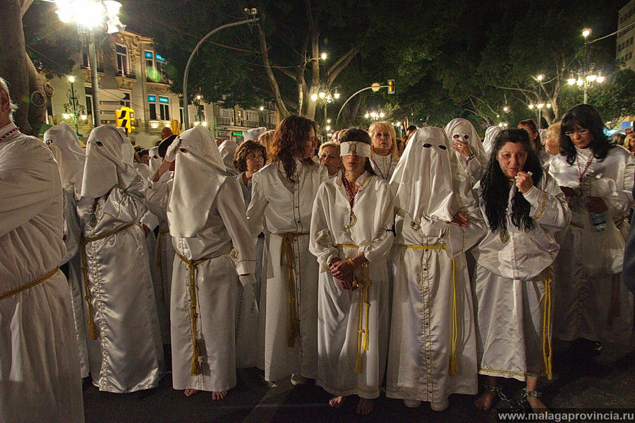 Группа людей, желающих искупить грехи или просто о чем-нибудь попросить Малага, Испания