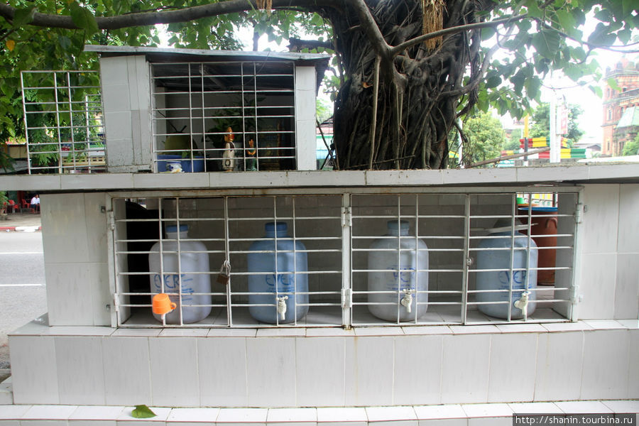 Канистры с питьевой водой — для всех. Только за решеткой, чтобы не воровали Янгон, Мьянма