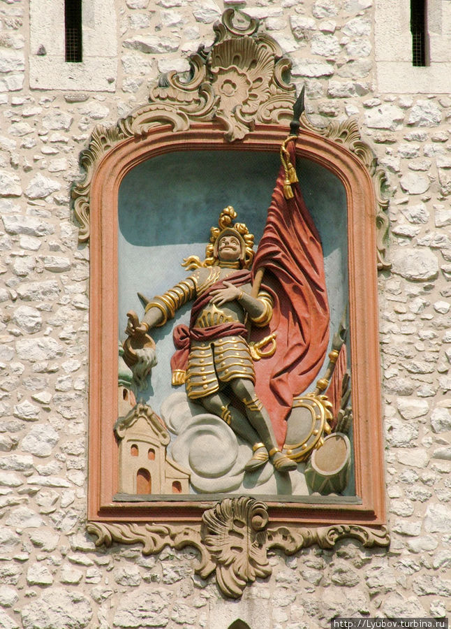 Барочный рельеф с изображением Св. Флориана. Этот святой является покровителем Кракова и защитником города от пожаров. Краков, Польша