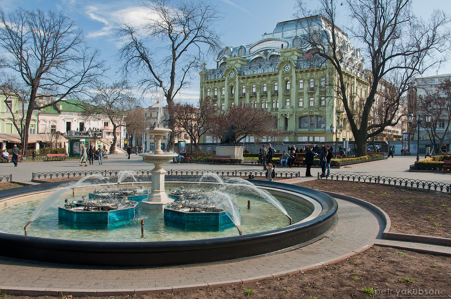Музыкальный фонтан в Горсаду. На заднем плане здание отеля Большой Московский Одесса, Украина