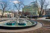 Музыкальный фонтан в Горсаду. На заднем плане здание отеля Большой Московский