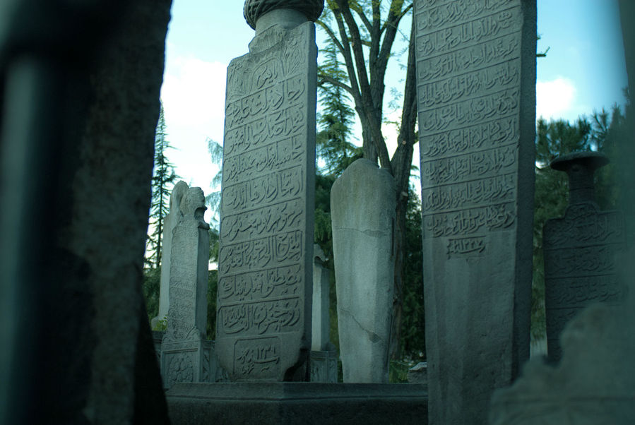 Памятники на кладбище выглядят очень эстетично. Стамбул, Турция