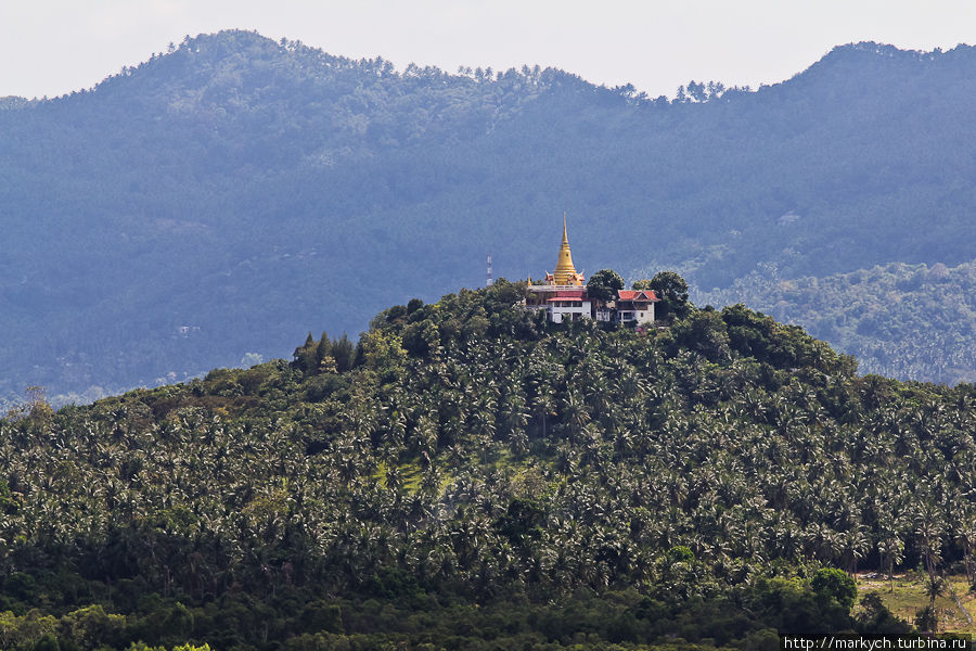 Издалека хорошо видно ступу, возвышающуюся на холме над озером. Остров Самуи, Таиланд