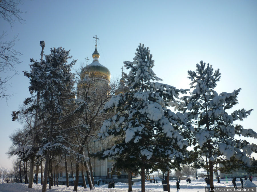 Простившись с площадью, я пошла к храму, и через пару автобусных остановок увидела его. Хабаровск, Россия
