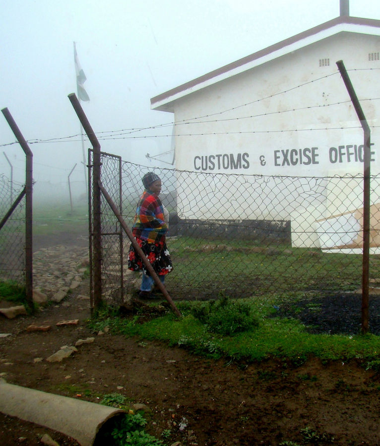 Входите в ворота и слева от здания вход на пограничный контроль. Лесото