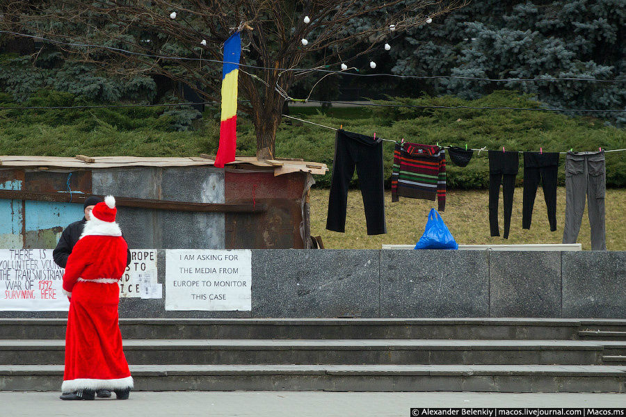 Правда, все в одну кучу: дед Мороз, Приднестровский конфликт 1992 года, румынский флаг и развешенное кем-то белье на веревке…кстати, всего на одной площади было сразу четыре деда Мороза! Кишинёв, Молдова