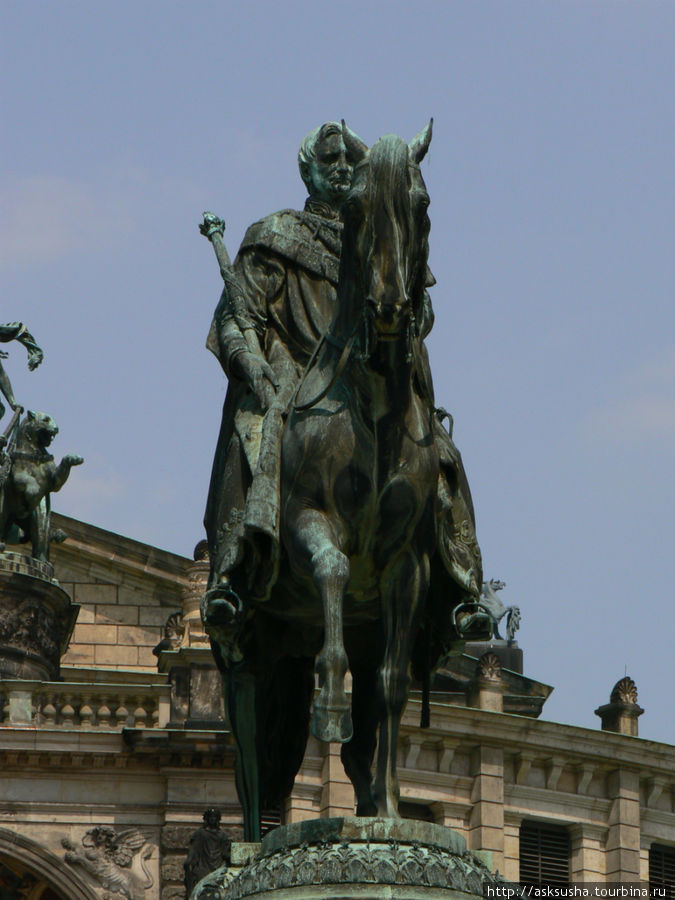 В центре Театральной площади — памятник королю Иоганну, который известен как переводчик Божественной комедии Данте. Дрезден, Германия