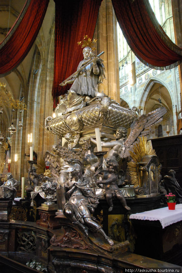 Надгробие на могиле святого Яна Непомуцкого изготовлено из чистого серебра Прага, Чехия