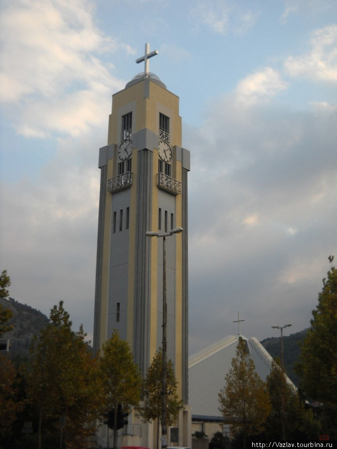 Колокольня собора и он сам на заднем плане Мостар, Босния и Герцеговина
