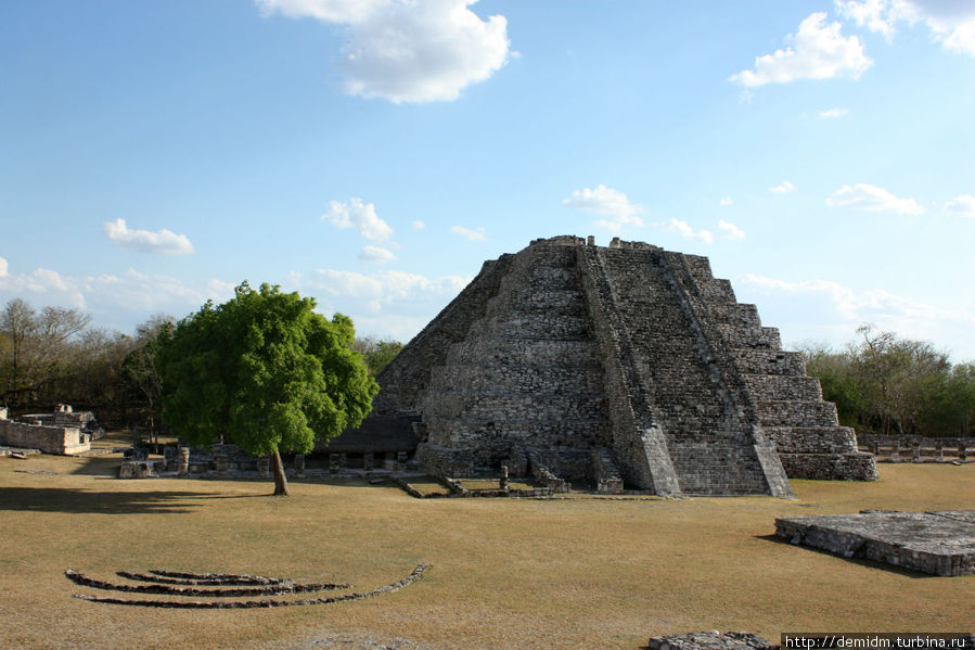 Пирамида Кукулькана — главное здание археологической зоны. Слева от нее небольшой сенот Майапан, Мексика