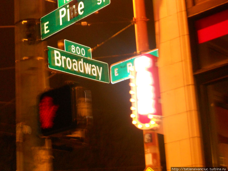 Сиэтловский Бродвей. На этой улице скопленно очень много клубов, баров, ресторанов и театров. Сиэттл, CША