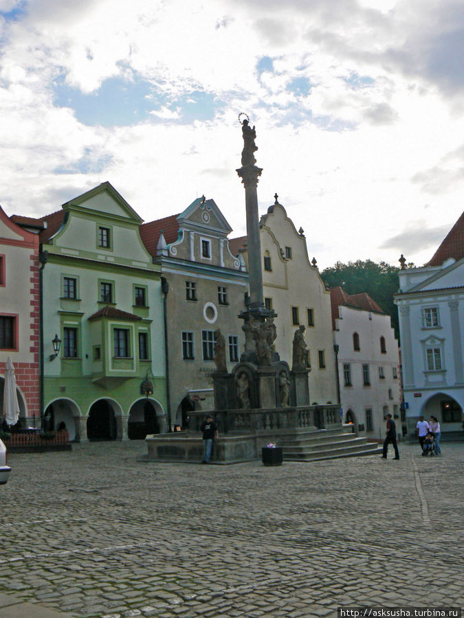Марианская колонна на центральной площади Чешский Крумлов, Чехия