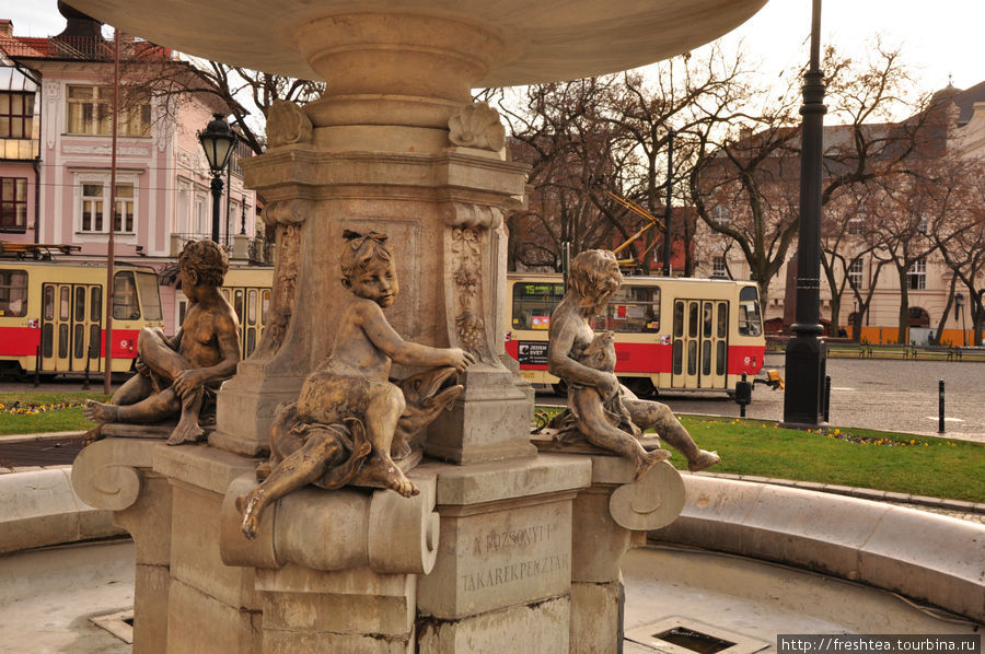 Один из самых красивых фонтанов словацкой столицы в традициях арт нуво — на площади перед Национальным театром. Братислава, Словакия