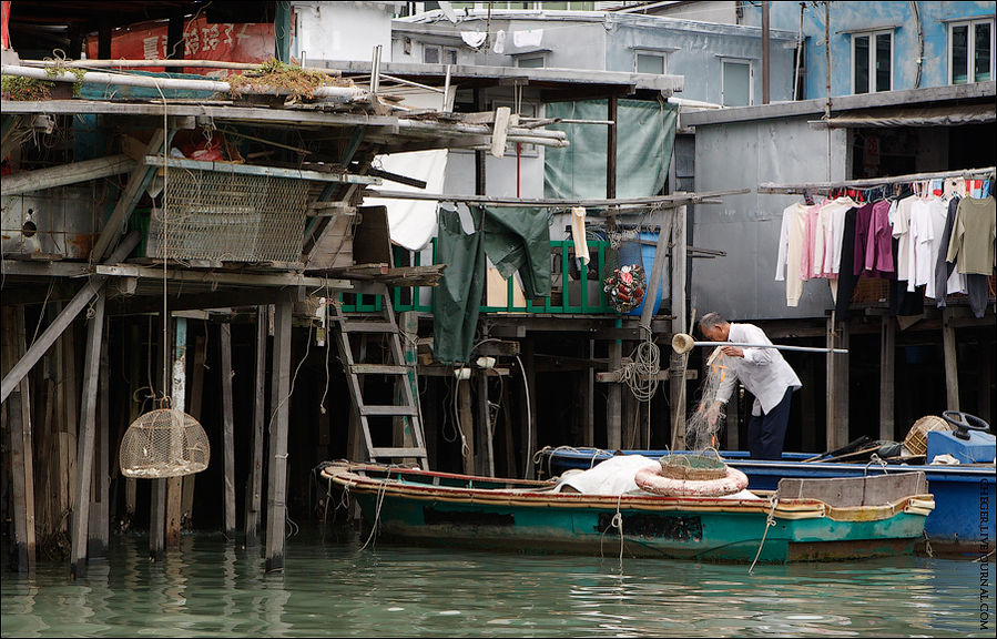 Народ, населяющий деревню, называется Танка. Изначально они жили прям в лодках в море, постепенно перемещаясь с места на место, отчего китайцы и англичане прозвали их морскими цыганами. Позже они осели вдоль берега, так и не сумев распрощаться с морем. Остров Лантау, Гонконг