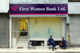 На улицах Лахора есть женский банк. Интересно, мужчин там обслуживают?