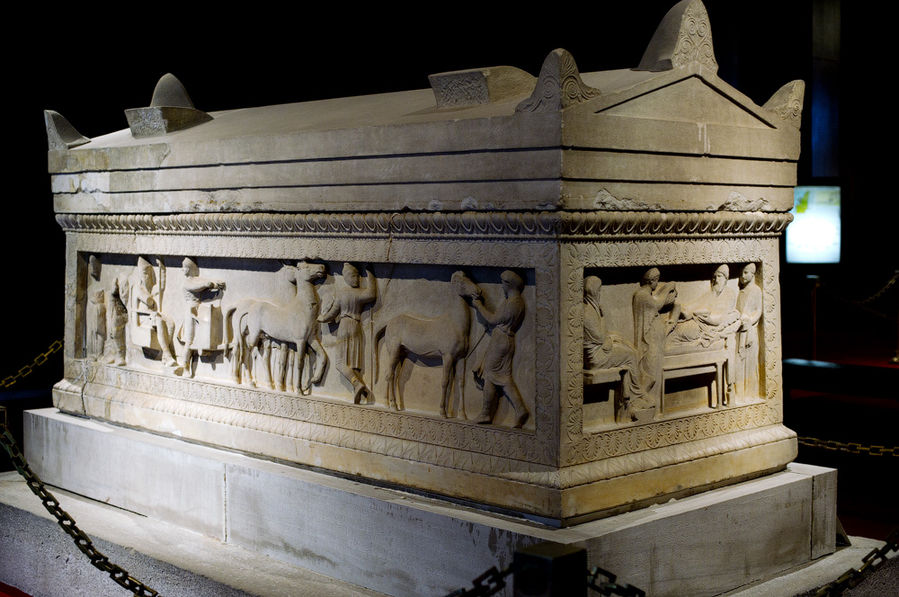 Наибольшее внимание привлекают несколько саркофагов, найденных в 1887 году в царском некрополе в Сидоне (Ливан). Считают, что они принадлежат одной финикийской династии IV века до н. э. Эти саркофаги стояли в двух подземных склепах и были настолько хорошо изолированы от внешней влаги, что на них отчасти даже сохранилась подлинная многоцветная роспись.
Скажу, что меня больше всего поразили именно саркофаги, а не, например, Кадешский договор или бюст Александра Великого, Пергамские статуи или другие реликвии, которые в свою очередь, бесспорно, заслуживают неменьшего внимания. Начну, пожалуй, показывать саркофаги.
Первый из тех, что я увидел — саркофаг сатрапа (2-я половина V в. до н. э. — 2450+ лет назад!). Тут представлены сцены из повседневной жизни персидского наместника, в том числе званый обед и охота. Наибольшее внимание привлекают несколько саркофагов, найденных в 1887 году в царском некрополе в Сидоне (Ливан). Считают, что они принадлежат одной финикийской династии IV века до н. э. Эти саркофаги стояли в двух подземных склепах и были настолько хорошо изолированы от внешней влаги, что на них отчасти даже сохранилась подлинная многоцветная роспись.
Скажу, что меня больше всего поразили именно саркофаги, а не, например, Кадешский договор или бюст Александра Великого, Пергамские статуи или другие реликвии, которые в свою очередь, бесспорно, заслуживают неменьшего внимания. Начну, пожалуй, показывать саркофаги.
Первый из тех, что я увидел — саркофаг сатрапа (2-я половина V в. до н. э. — 2450+ лет назад!). Тут представлены сцены из повседневной жизни персидского наместника, в том числе званый обед и охота.