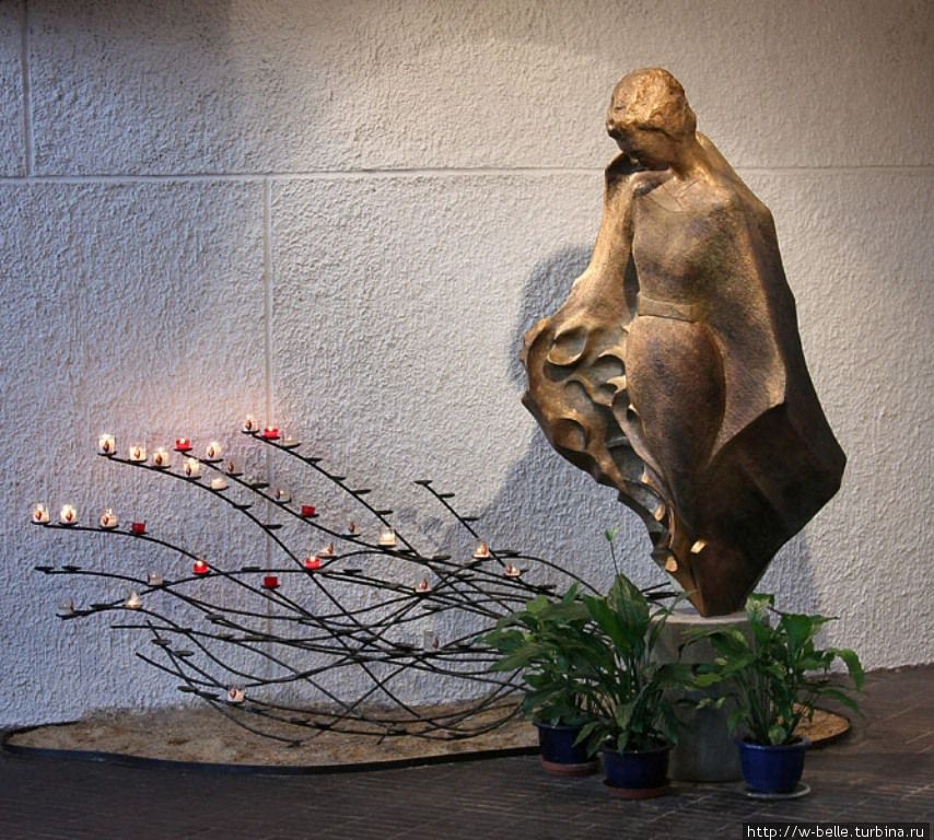 Скульптура Жанны в церкви. Руан, Франция