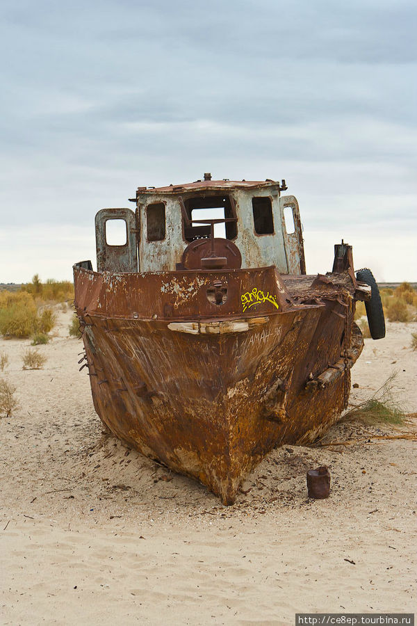 Вода ушла, а корабли остались Муйнак, Узбекистан Вода ушла, а корабли остались Муйнак, Узбекистан