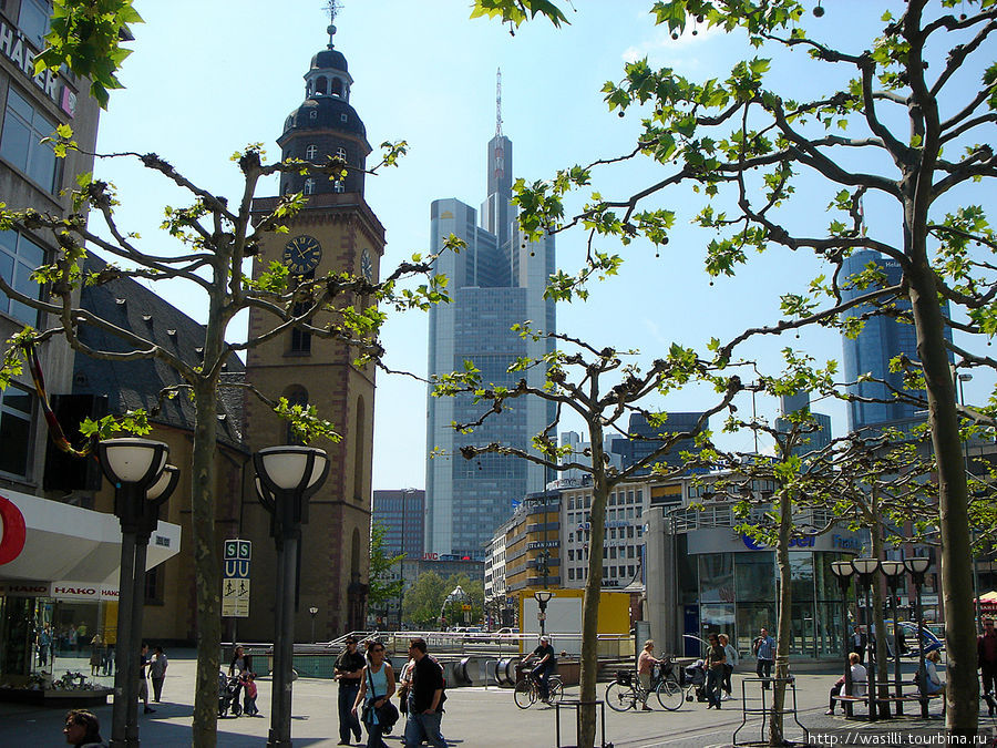 Цайль — самая известная торговая улица Франкфурта-на-Майне. Франкфурт-на-Майне, Германия