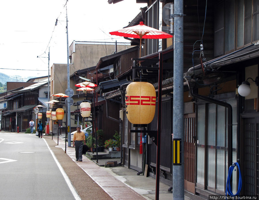 Уличка, где нам удалось припарковаться вполне безлюдна — все на фестивале Такаяма, Япония