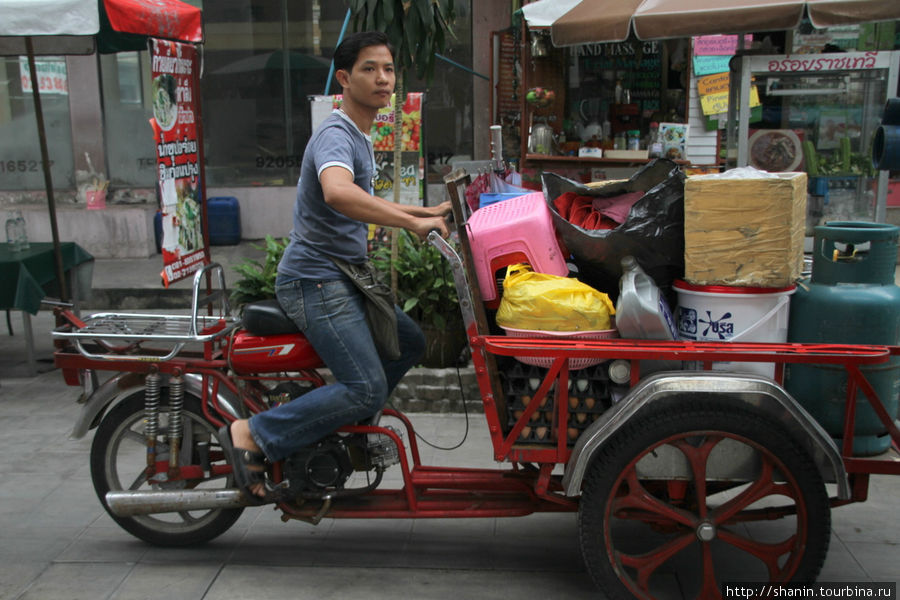 Моторикша на тротуаре Бангкок, Таиланд