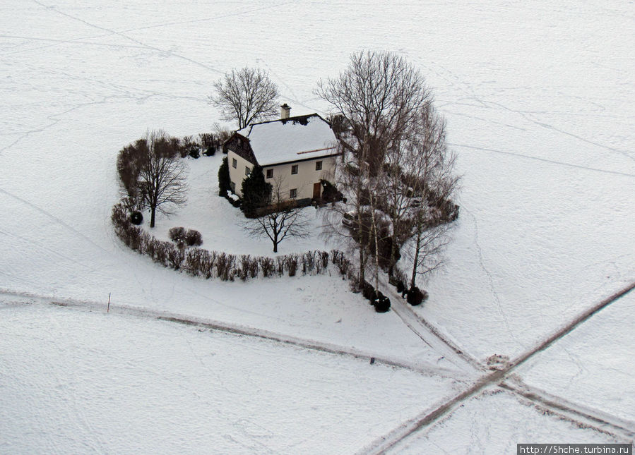 Представьте, огромное поле, посреди домик... Колхозный сторож построил? Приблизим, заглянем внутрь двора... Зальцбург, Австрия