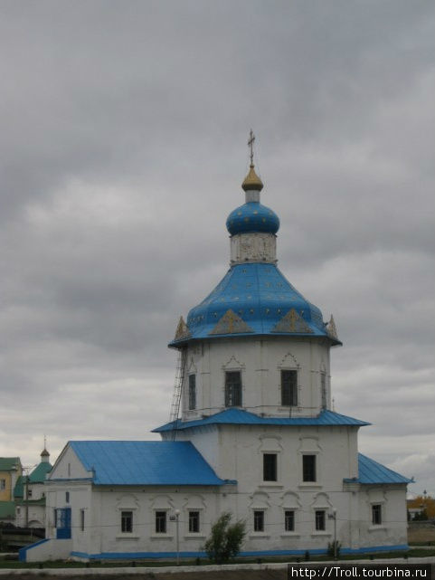 На дамбе посреди залива красиво устроилась церковь Чебоксары, Россия