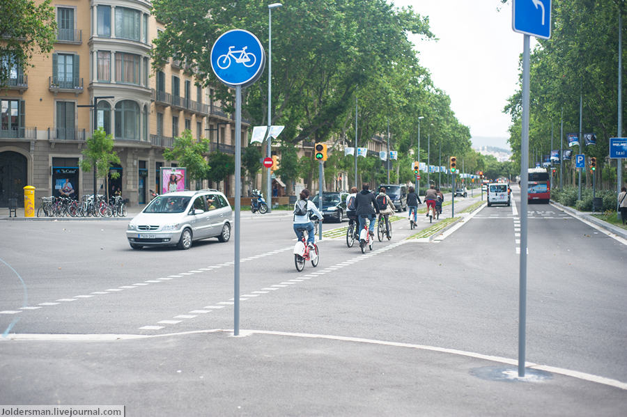Для велосипедистов выделены специальные полосы — удобно и безопасно. Барселона, Испания