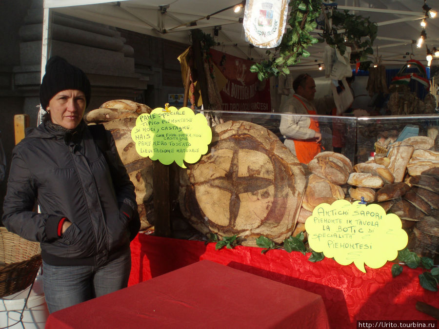 Возле площади Карла Альберта мы обнаружили небольшой рынок на котором фермеры продают удивительный хлеб. Турин, Италия