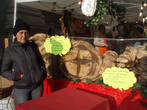 Возле площади Карла Альберта мы обнаружили небольшой рынок на котором фермеры продают удивительный хлеб.