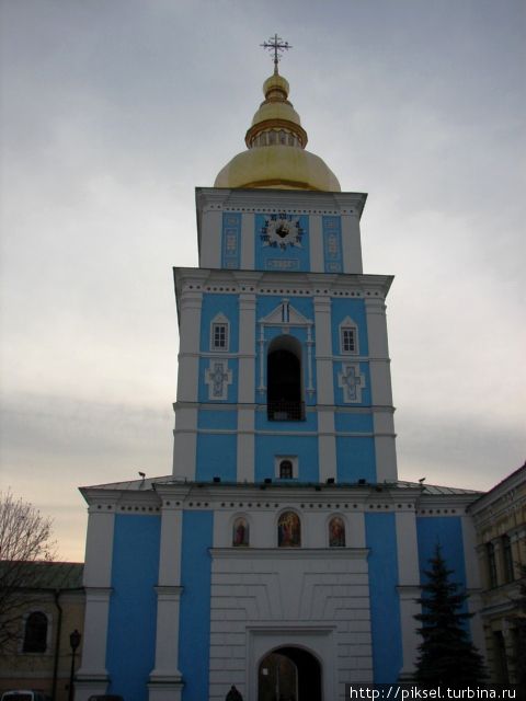 Колокольня. Вид с территории монастыря Киев, Украина