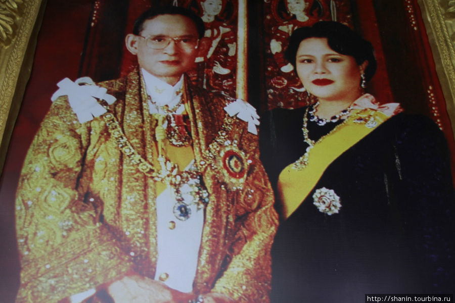 Король Таиланда Пумипон Адульядет (Рама IX) женился на Сирикит, дочери посла Таиланда во Франции, правнучке короля Рамы V. Бангкок, Таиланд