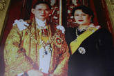 Король Таиланда Пумипон Адульядет (Рама IX) женился на Сирикит, дочери посла Таиланда во Франции, правнучке короля Рамы V.