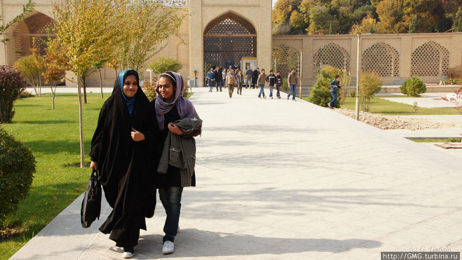 Девушки идут после школьного урока на свежем воздухе. Всем классом они осматривали дворец шаха. Исфахан, Иран
