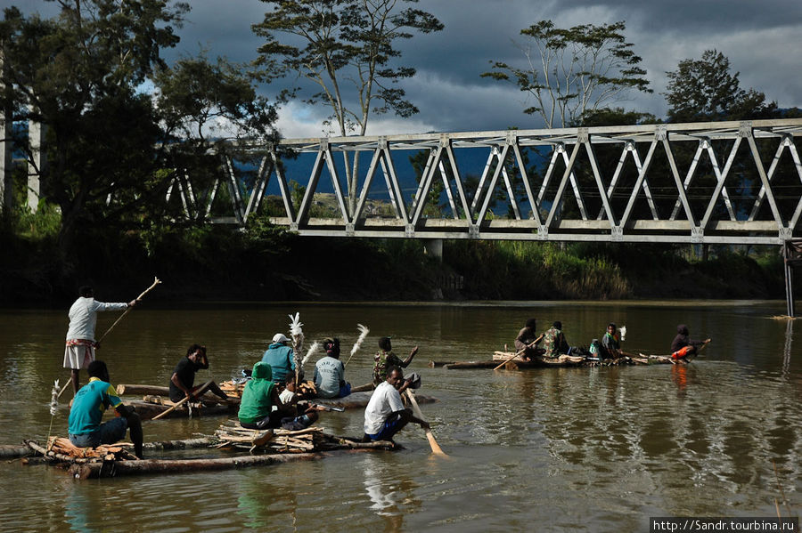 Аборигены сплавляются по реке Балием на самодельных плотах. Путь они держат из Восилимо. Там они набирают дров и привозят к себе в деревню. Еще по реке сплавляют лес, который заготавливают прямо на берегу перед этим мостом. Вамена, Индонезия