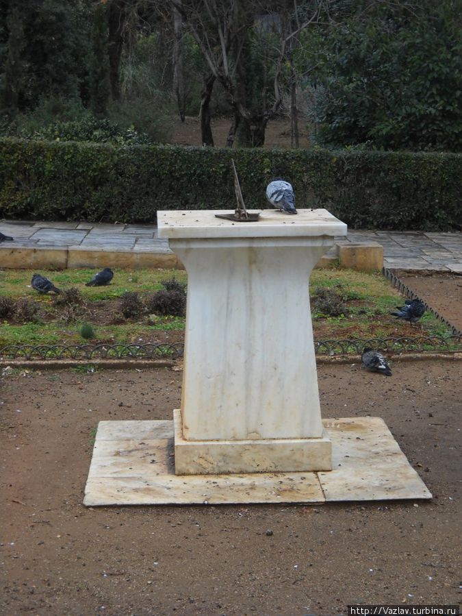 Памятник голубю.
На самом деле солнечные часы... Памятник голубю.
На самом деле солнечные часы...