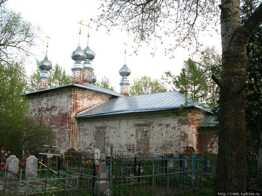 Рядом — кладбище и  церковь Вознесения Господня Горицы, Россия