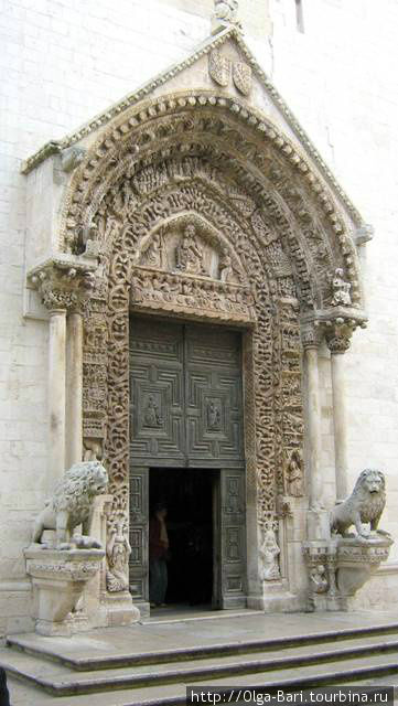 Портал кафедрального собора в Альтамуре Апулия, Италия