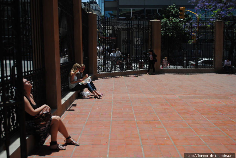 Безмятежные жители столицы Буэнос-Айрес, Аргентина