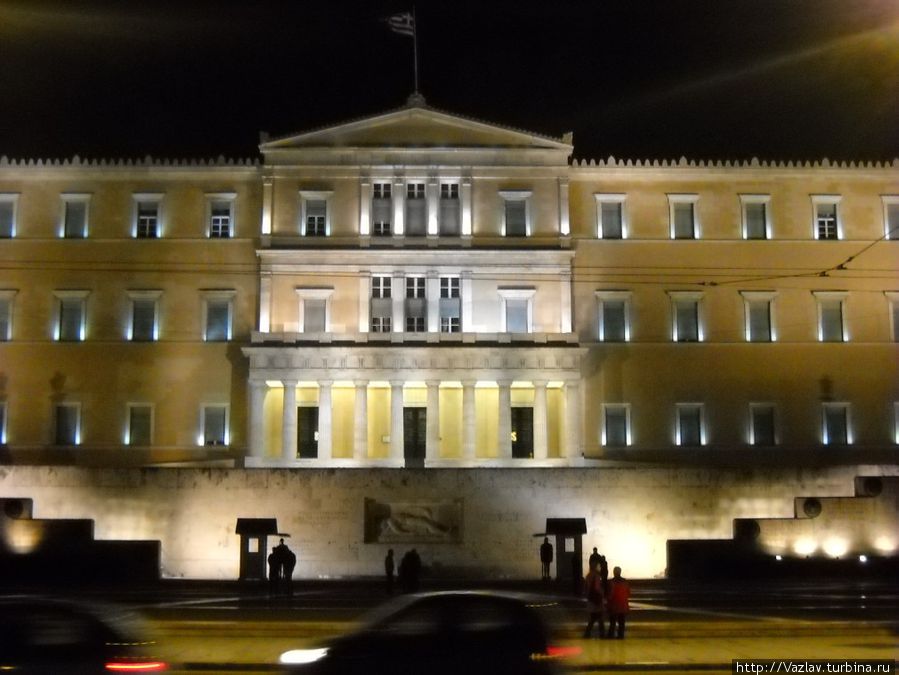 Фасад парламента в подсветке Афины, Греция