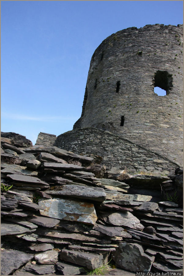 Высота и диаметр этой башни составляли около 12-ти метров, при толщине стен около 2-х с половиной метров. Лланберис, Великобритания