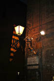 На керамическом светильнике сидит черепашка — символ одной из 17 контрад города.